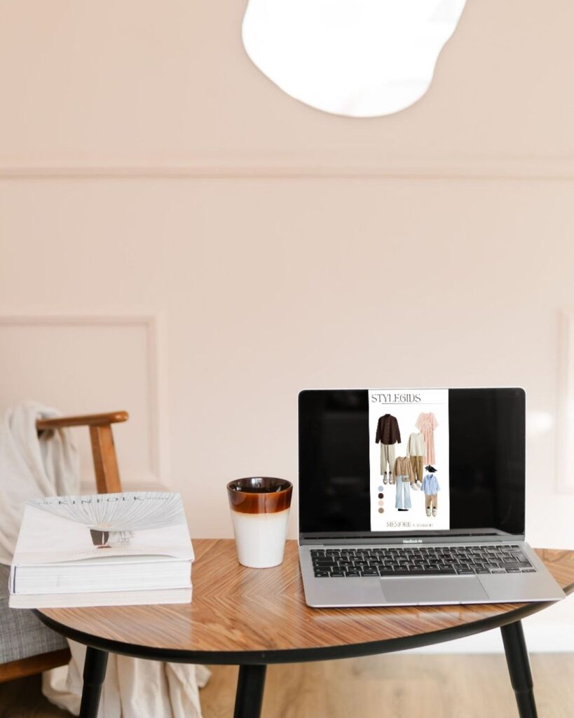 Kamer met tafel en stoel en op de tafel een laptop met daarop de afbeelding van de stylegids.