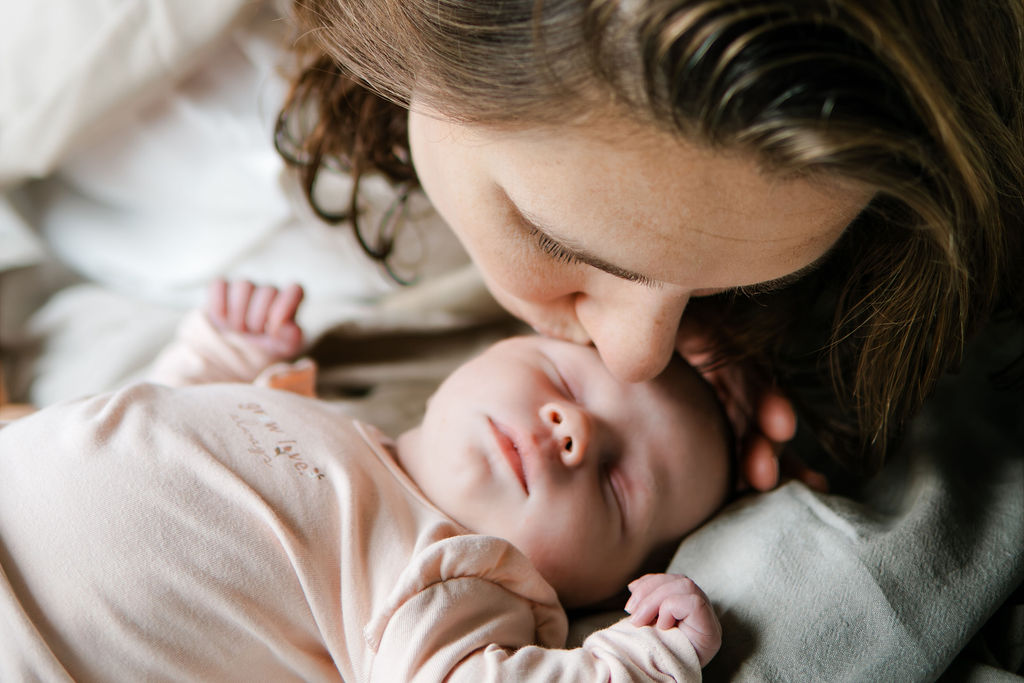 Een ontspannen newbornshoot? Ja hoor, ook met kraamtranen, spuugdoekjes en weinig slaap